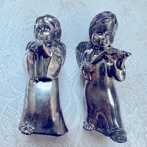 Silver Angel Salt and Pepper Shakers
Christmas Shakers - Picture 1 of 3